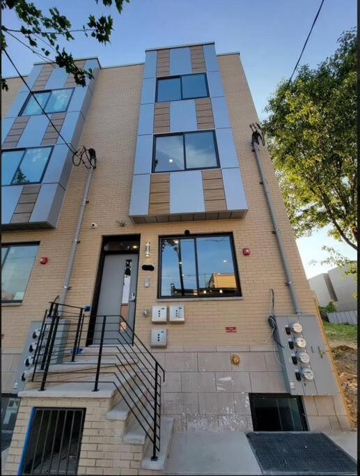 Apartment Explorer's Dream - 3br Gem With Wifi+laundry *