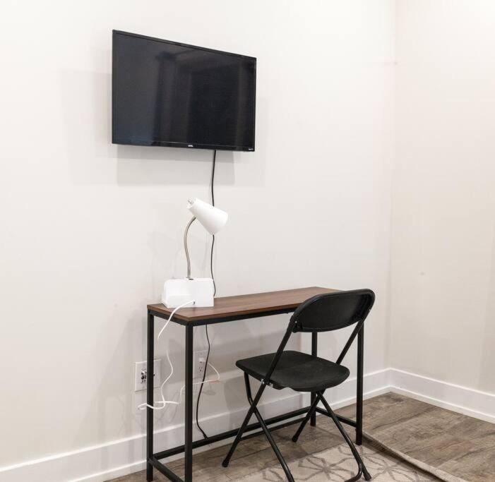 Apartment Explorer's Dream - 3br Gem With Wifi+laundry