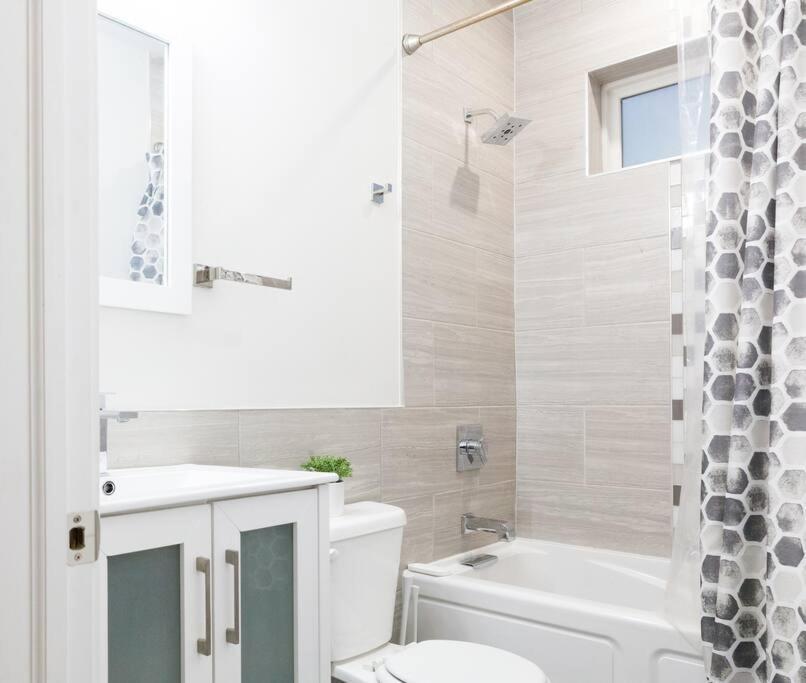 Apartment Explorer's Dream - 3br Gem With Wifi+laundry *